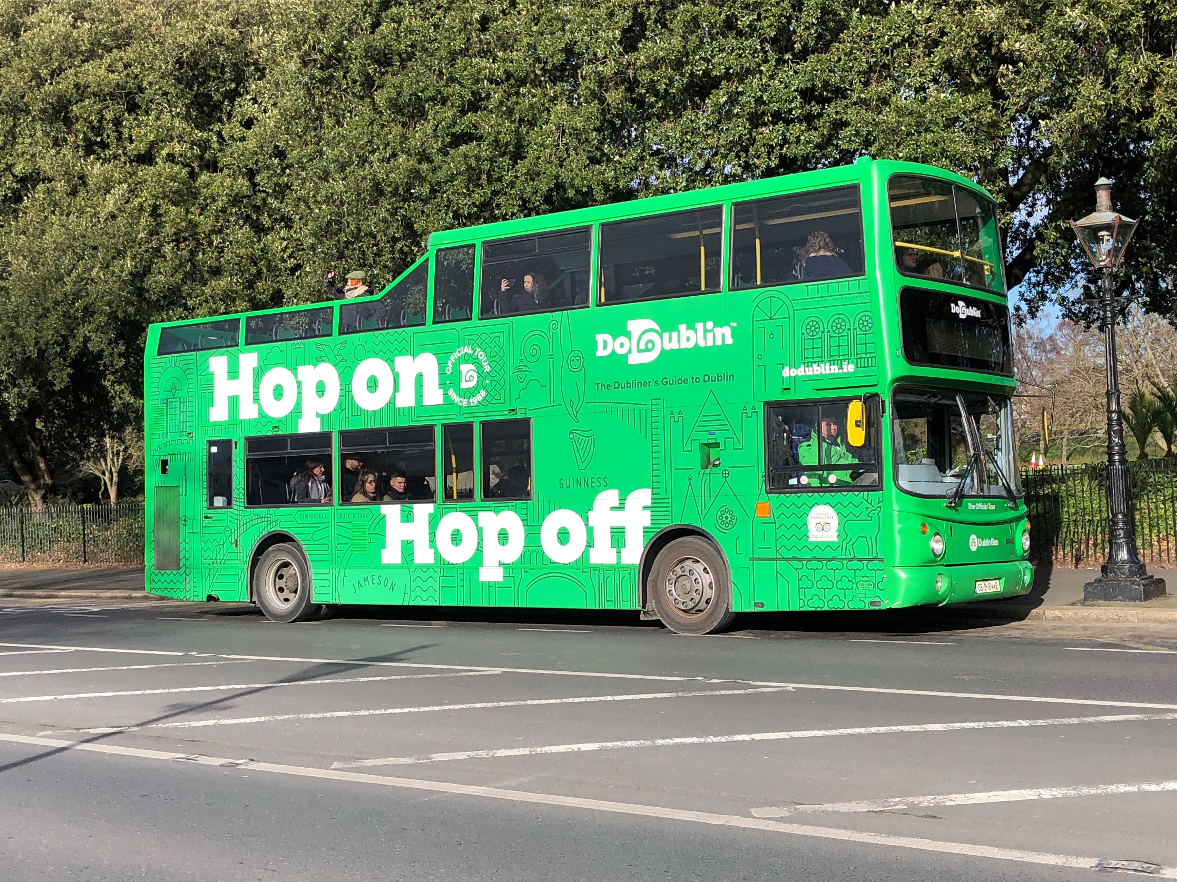 grüner Hop-on-Hop-off-Bus